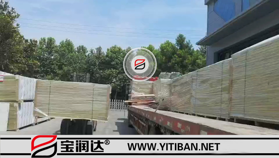 巖棉外墻保溫一體板裝車